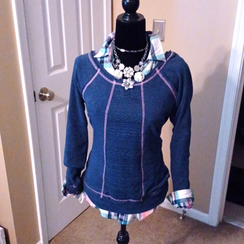 Pullover Sweatshirt NWT 💙🤍